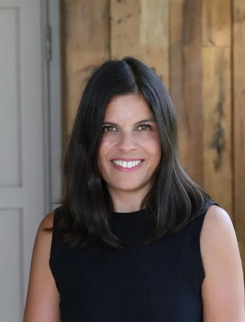 laura-2-780x1024 laura-2-780x1024